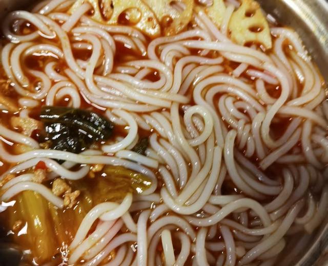 番茄酸菜肉糜米线的做法