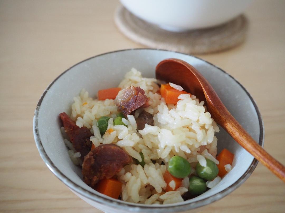 超快手的电饭锅腊肠焖饭