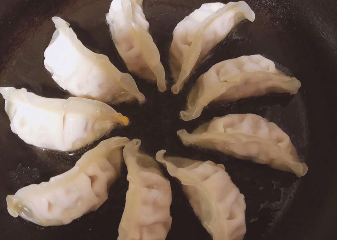 冰花煎饺 Fried Pork & Lotus Root Dumplings