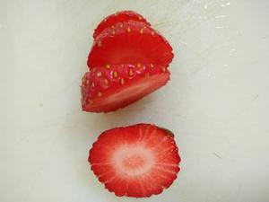 百香果草莓芒果酸奶沙拉的做法 步骤2