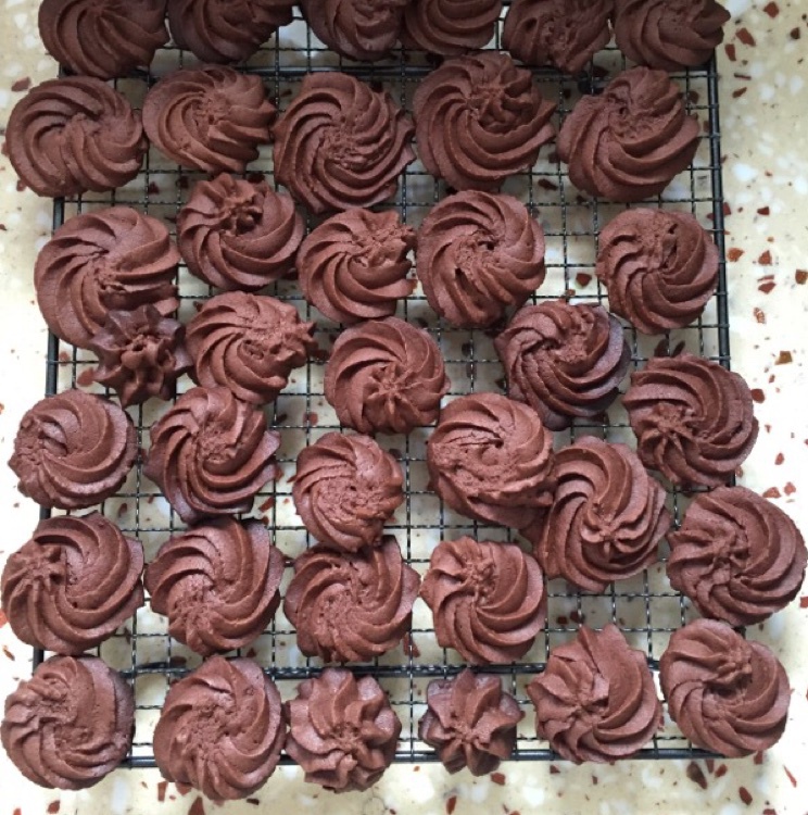挤花毫无压力的巧克力曲奇