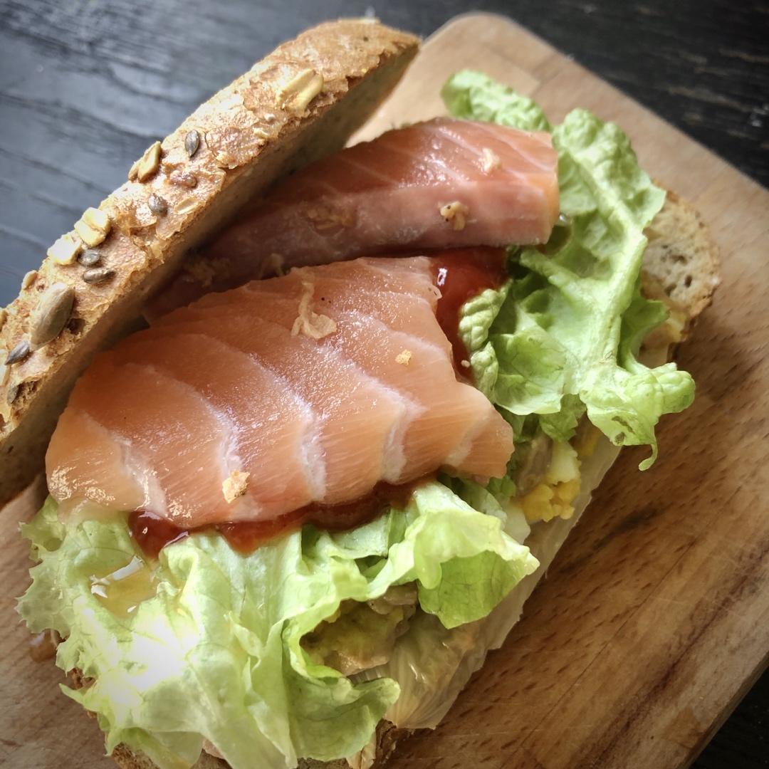 清新的三文鱼牛油果三明治