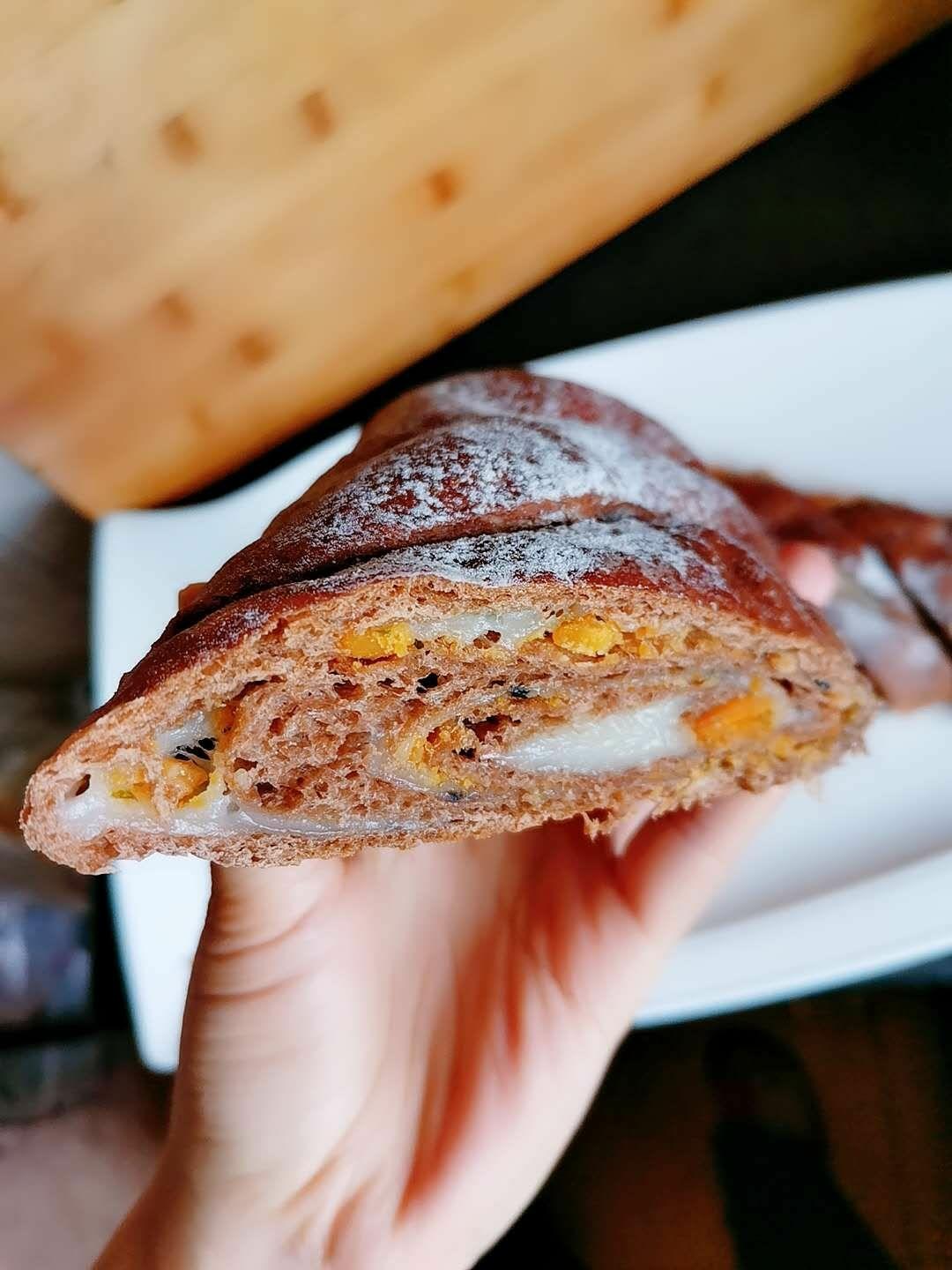 麻薯夹肉松咸蛋可可软欧