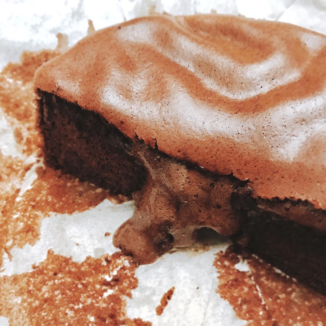 爆浆的巧克力凹蛋糕