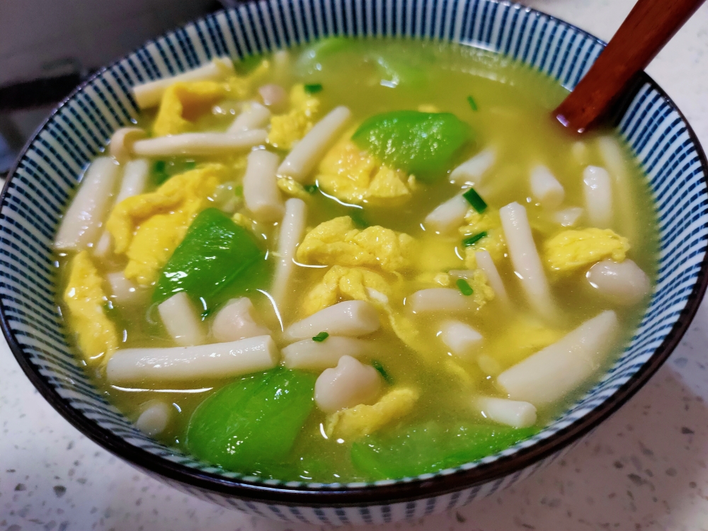 海鲜菇丝瓜鸡蛋汤丨低卡又营养的做法