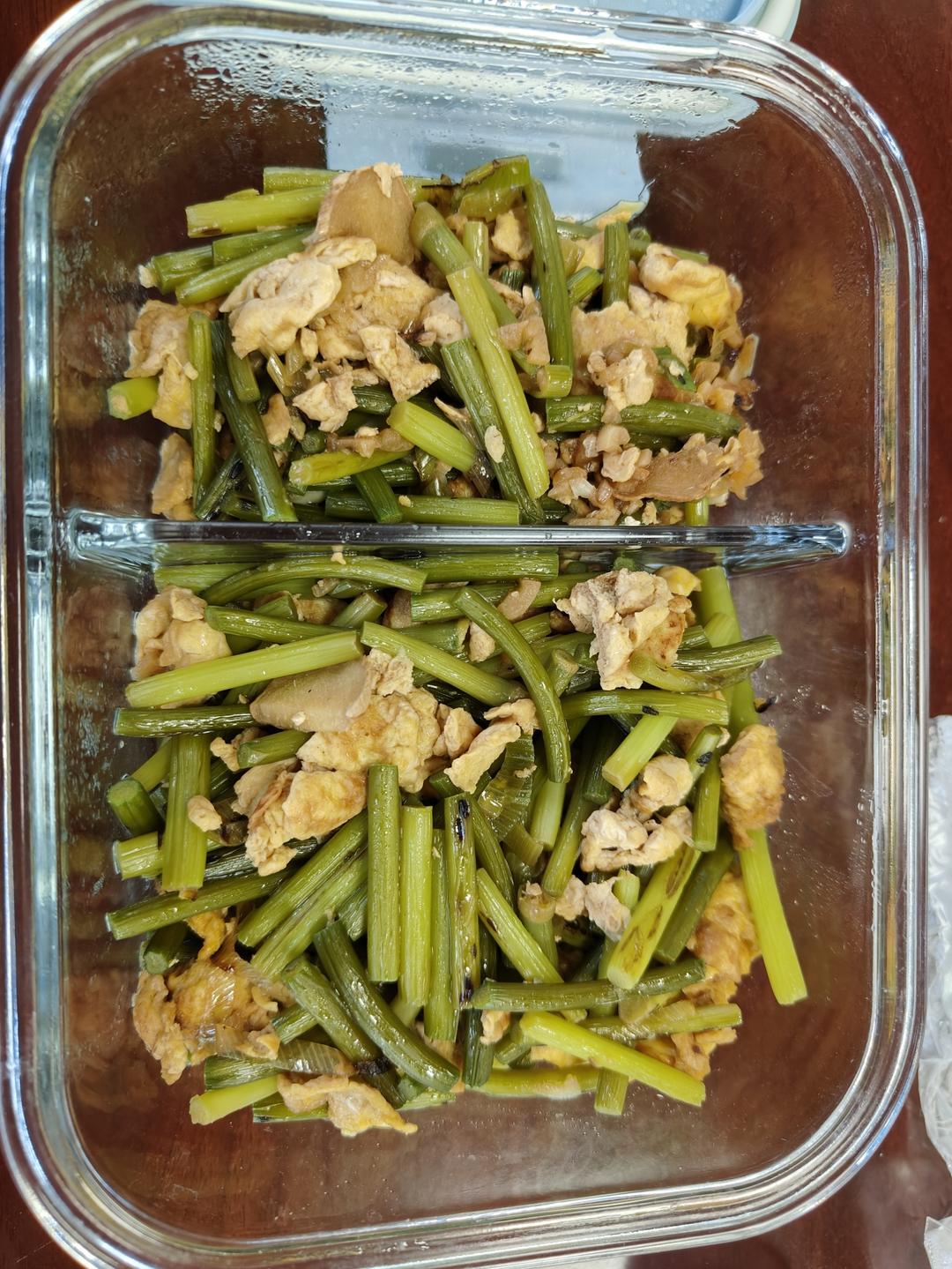 两分钟做好蒜苔炒鸡蛋