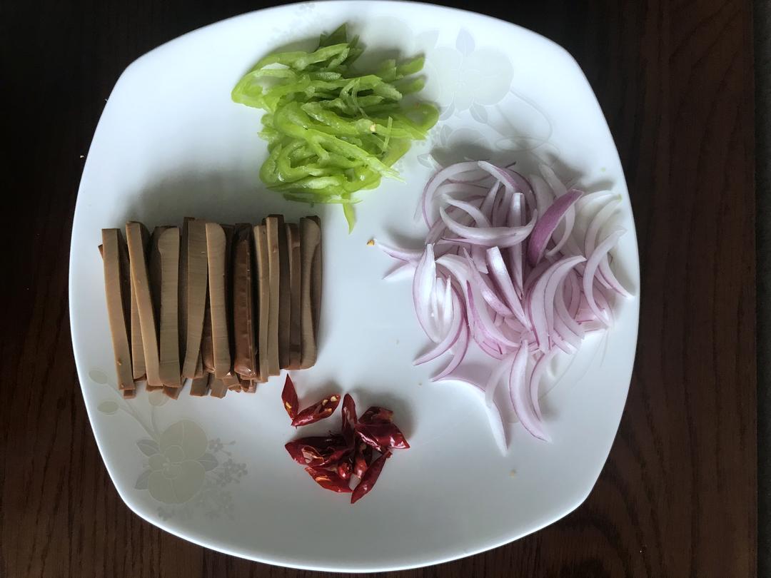 鸡蛋干拌洋葱青椒丝的做法 步骤2