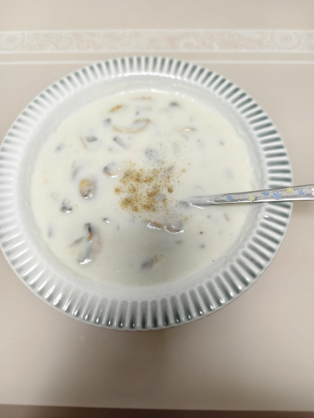 超惊艳奶油蘑菇汤(牛奶版本)