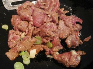 牛肉炒芦笋的做法 步骤2