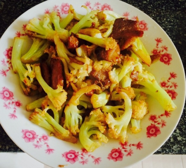 五花肉炒菜花