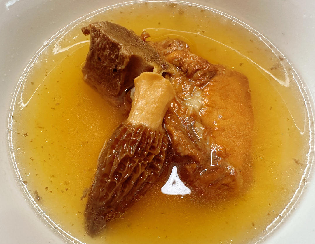 汤鲜味美的羊肚菌煲汤