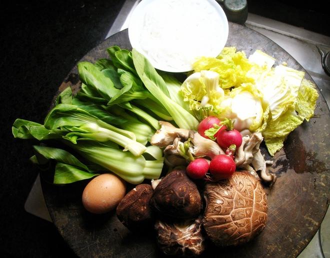 瘦身菜谱也要一日一花样--蔬菜菌菇砂锅的做法