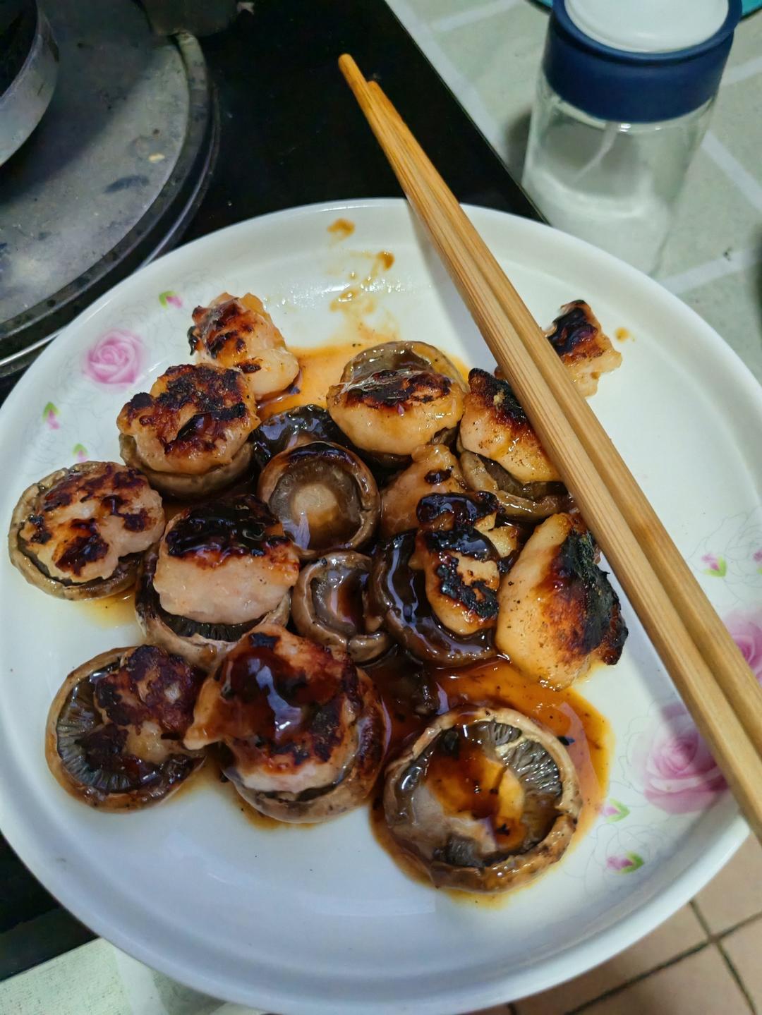 一口爆汁的虾滑酿口蘑