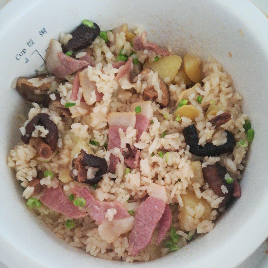 香菇腊肠土豆焖饭