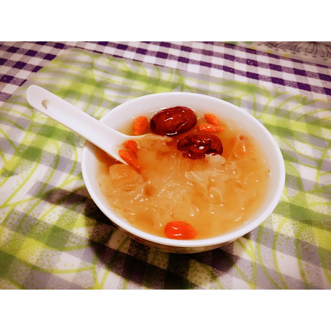 银耳红枣枸杞甜汤