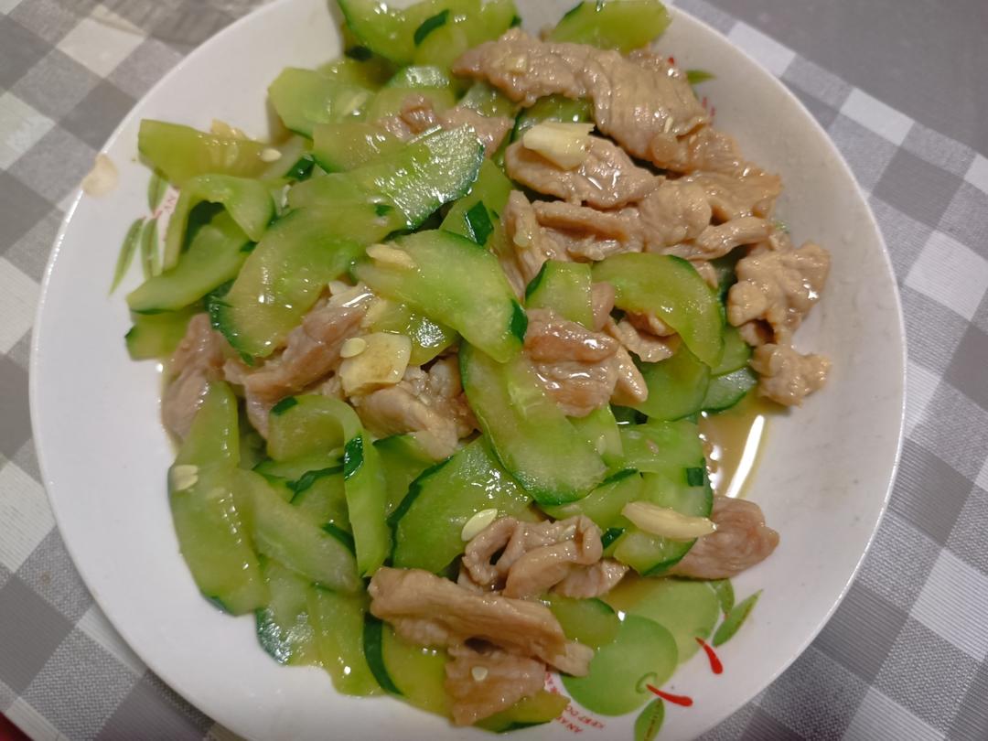 青瓜炒肉片，听说是老一辈才知道的菜！