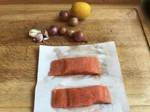煎脆皮三文鱼配挪威柠檬黄油酱汁 Pan-seared Crispy Salmon with Norwegian Lemon Butter Sauce的做法 步骤1