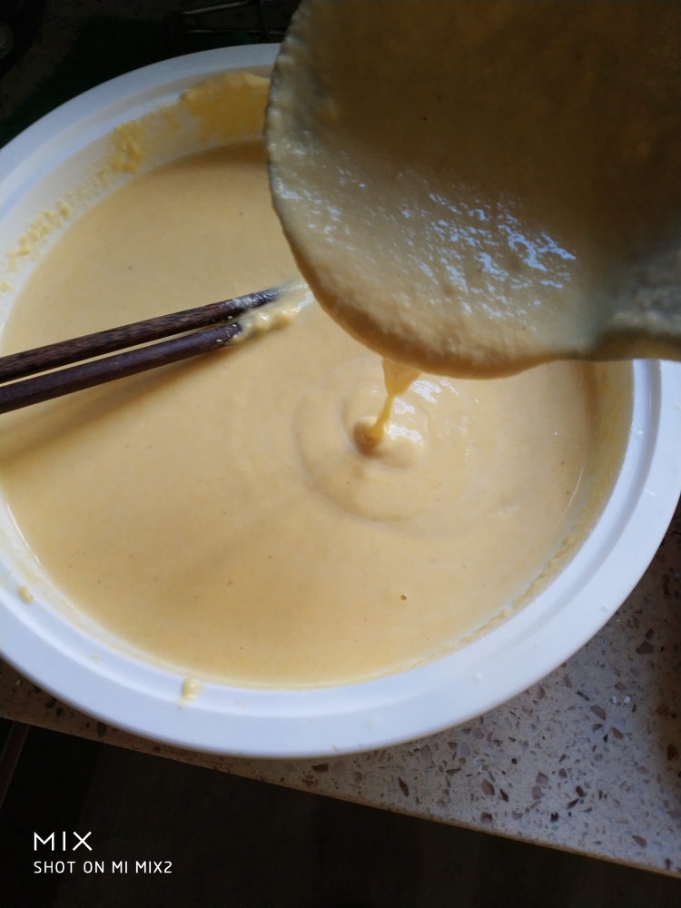 玉米面摊饼-健康无油的做法 步骤2