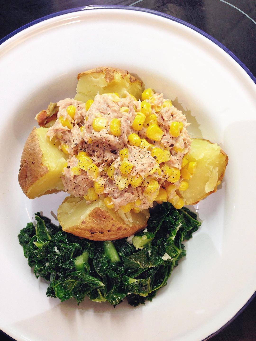 烤土豆配吞那鱼玉米沙拉 jacket potato with tuna and sweetcorn的做法