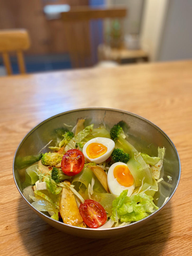 小碗阿西吧做的鸡蛋蔬菜沙拉
