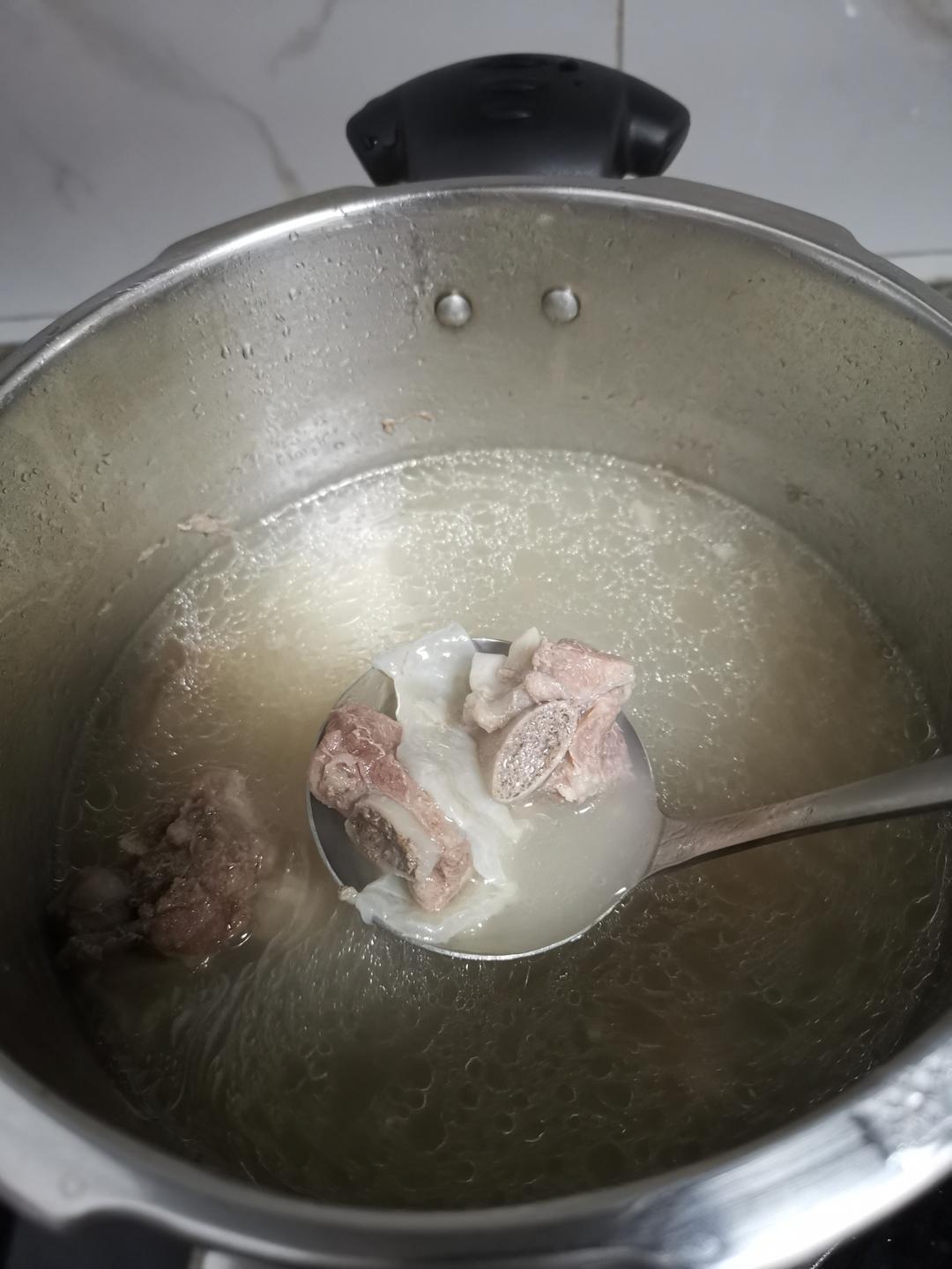 排骨鱼胶汤的做法