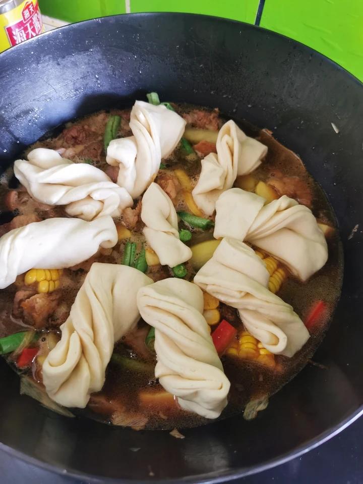 一锅出-豆角土豆玉米五花肉卷子