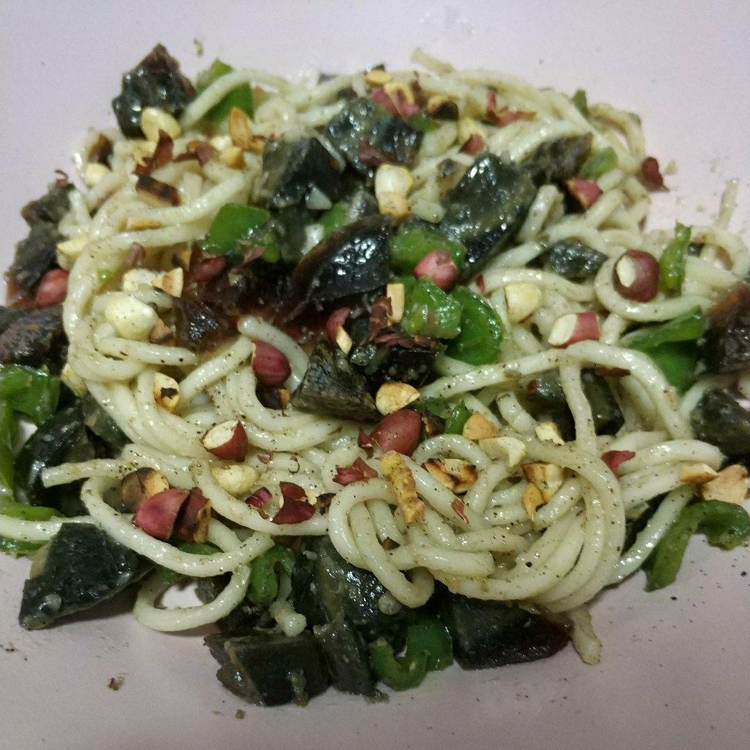 青椒皮蛋辣花生碎全麦意面【健康一锅端】