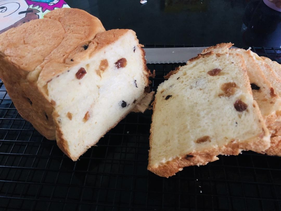 我最近每天做一个的葡萄干吐司，真的超松软好吃！
