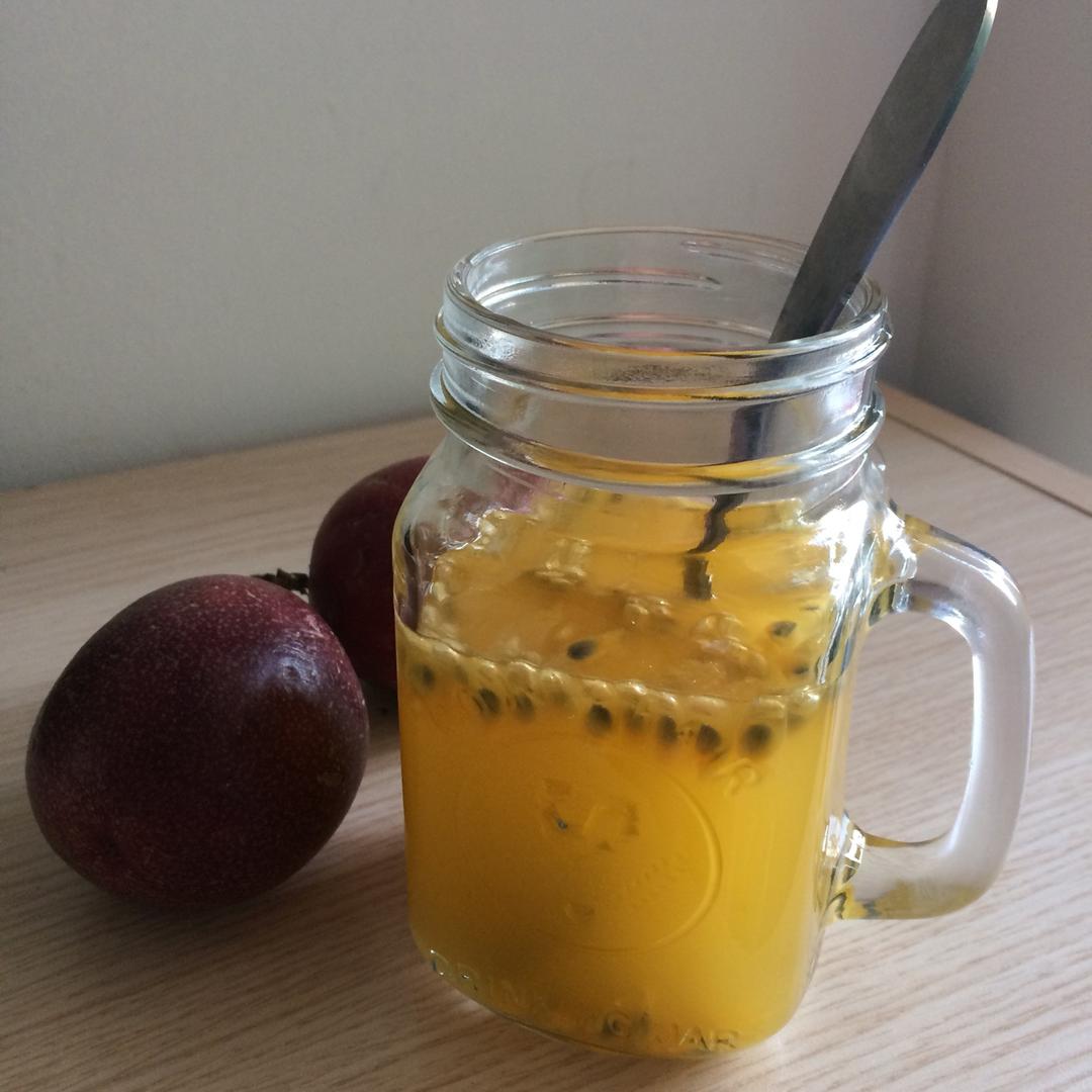 j1n9man做的百香果的朴素吃法(百香果汁)