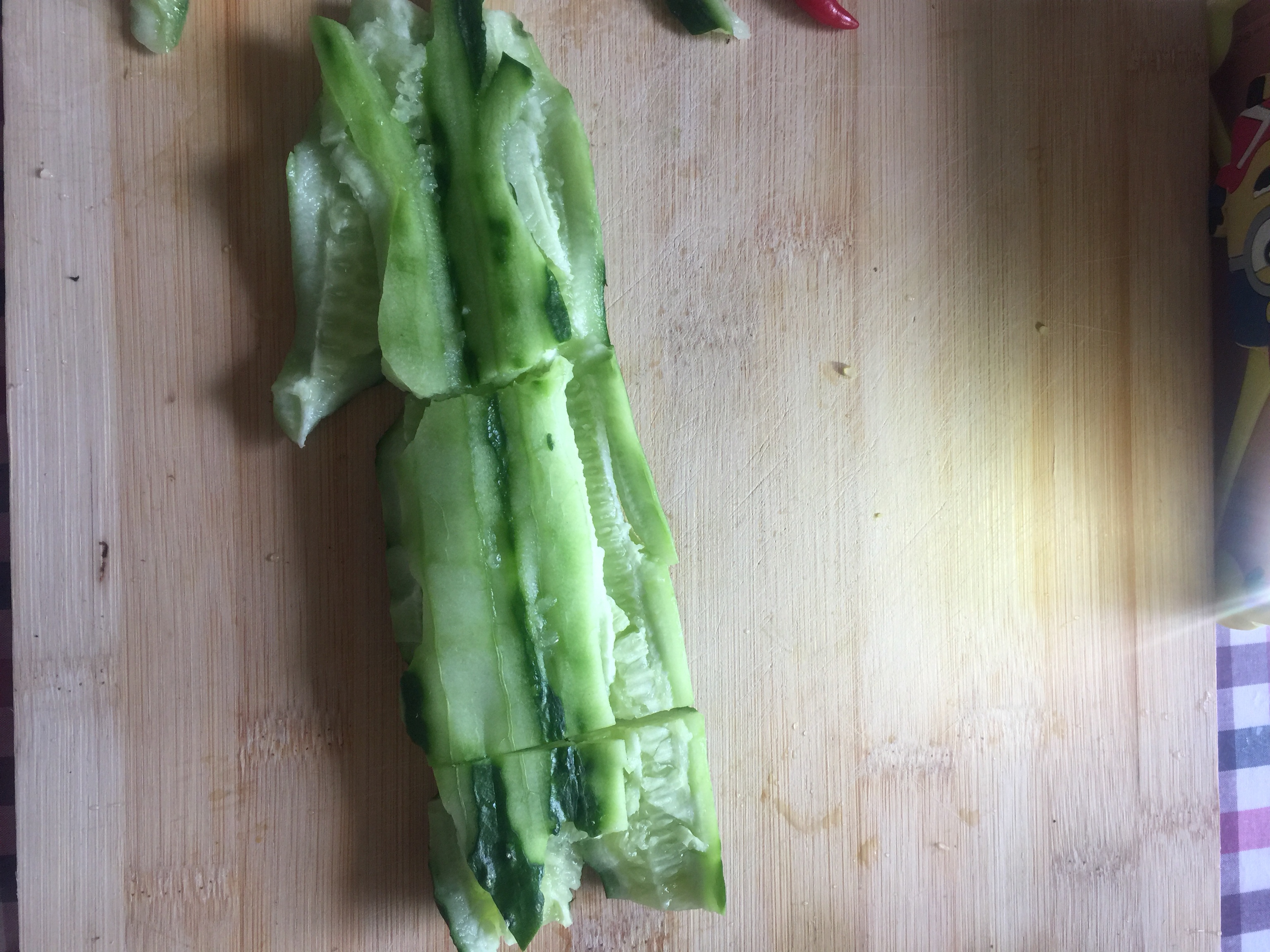 简单美味的刀拍黄瓜的做法 步骤2