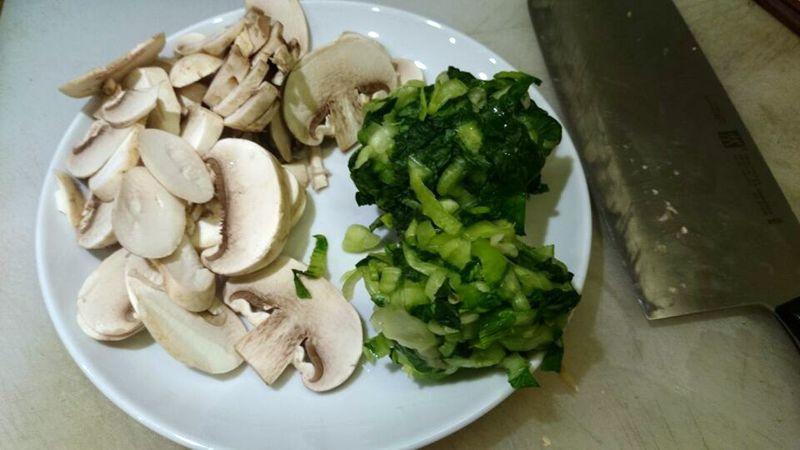 手捏菜炒蘑菇的做法 步骤2