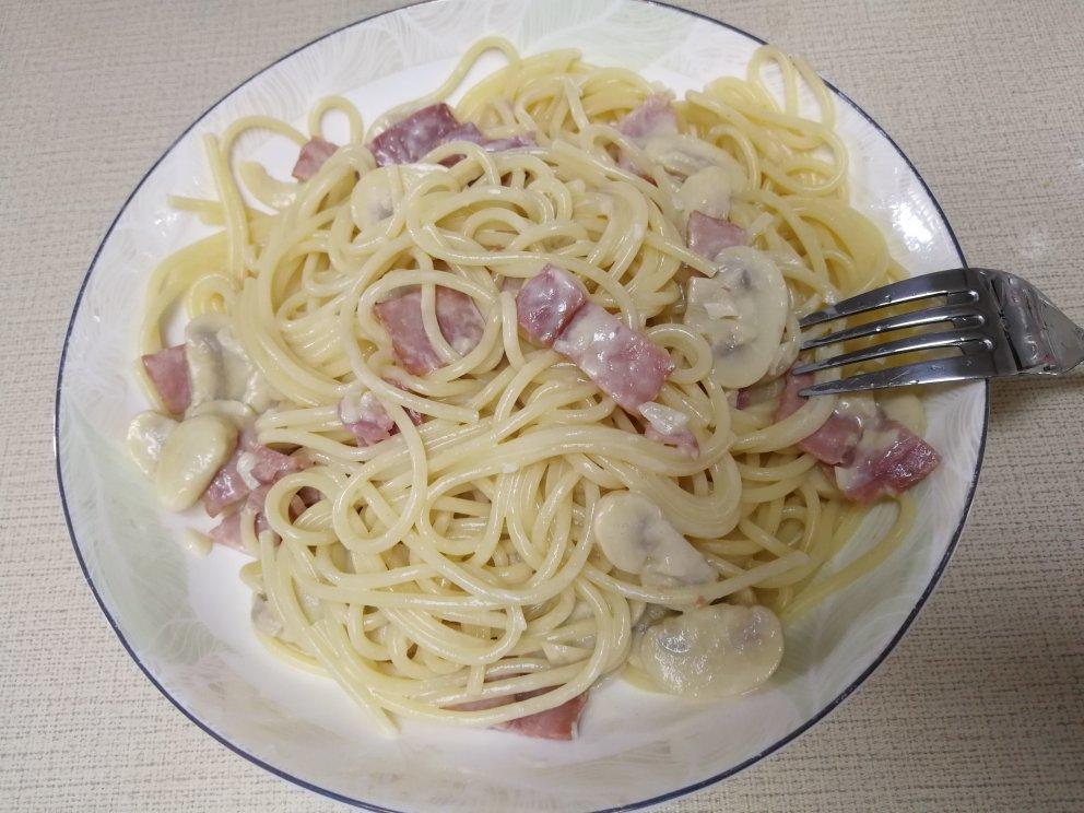 奶油蘑菇培根意面