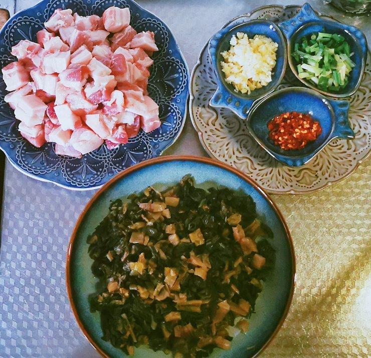 美味卤肉饭配酸菜