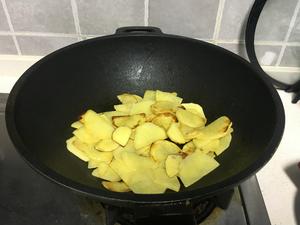 五花肉干煸土豆片的做法 步骤5