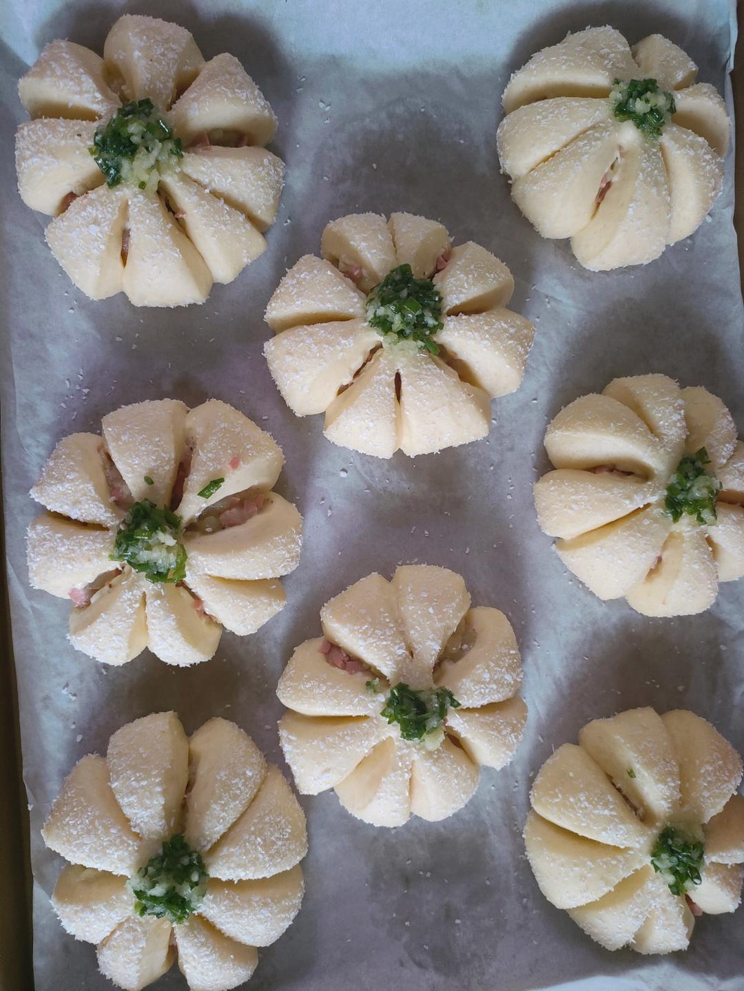 『美味咸香』椒盐土豆香肠花花包