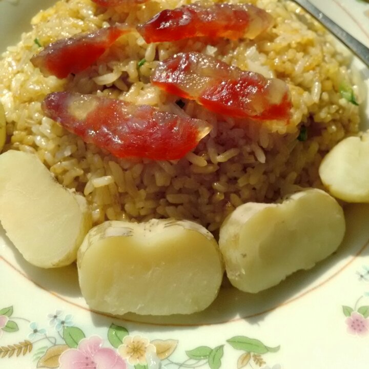 香喷喷的洋葱腊肠蛋炒饭
