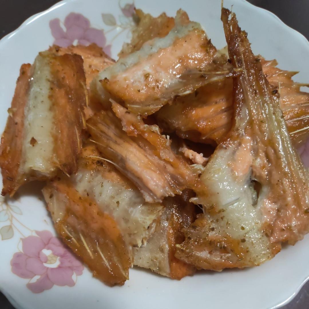 超香无比的烤三文鱼骨（烤箱、空气炸锅均可）