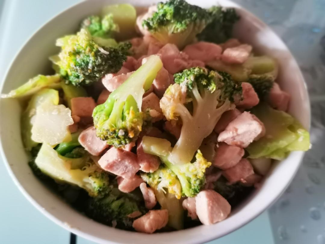 鸡胸肉炒西兰花
