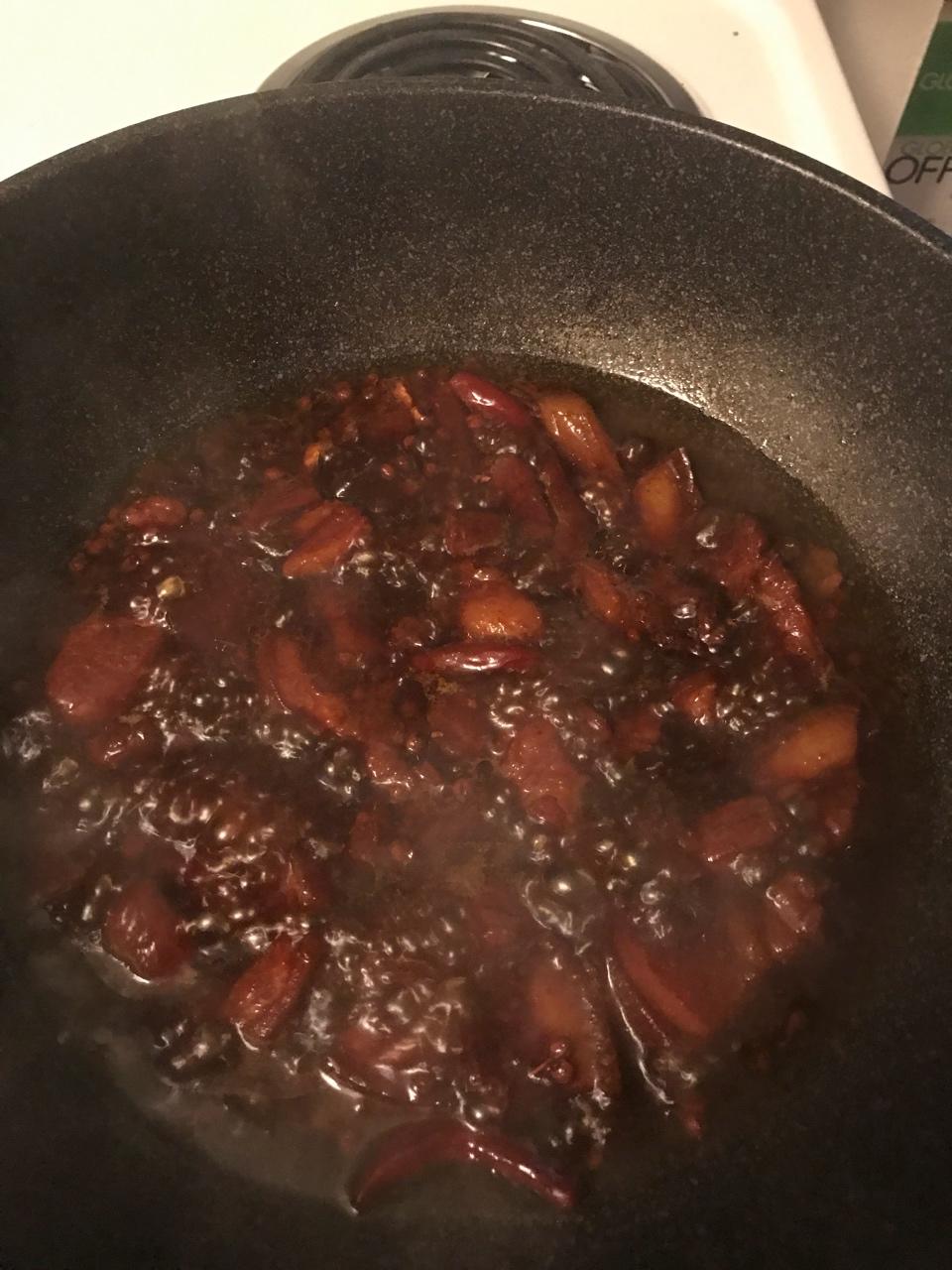 吃着碗里望着锅里的红烧肉