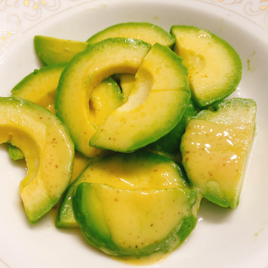 蜂蜜芥末牛油果鸡肉沙拉