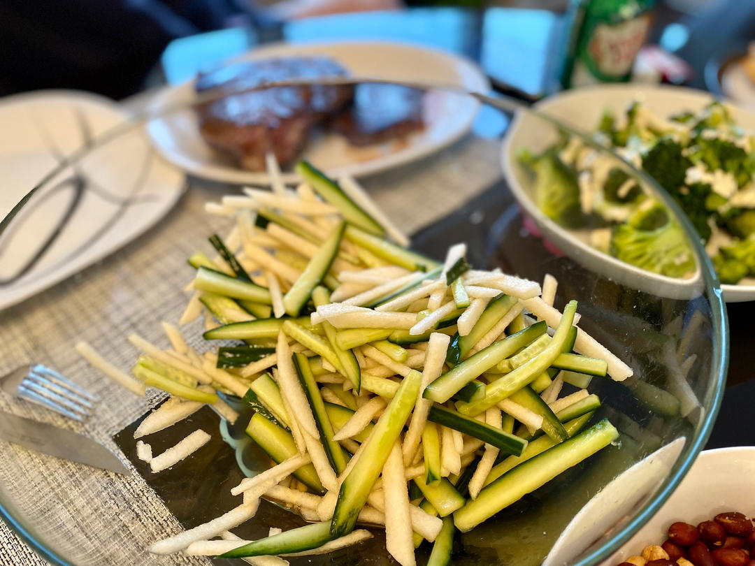 冰甜脆口的梨拌黄瓜