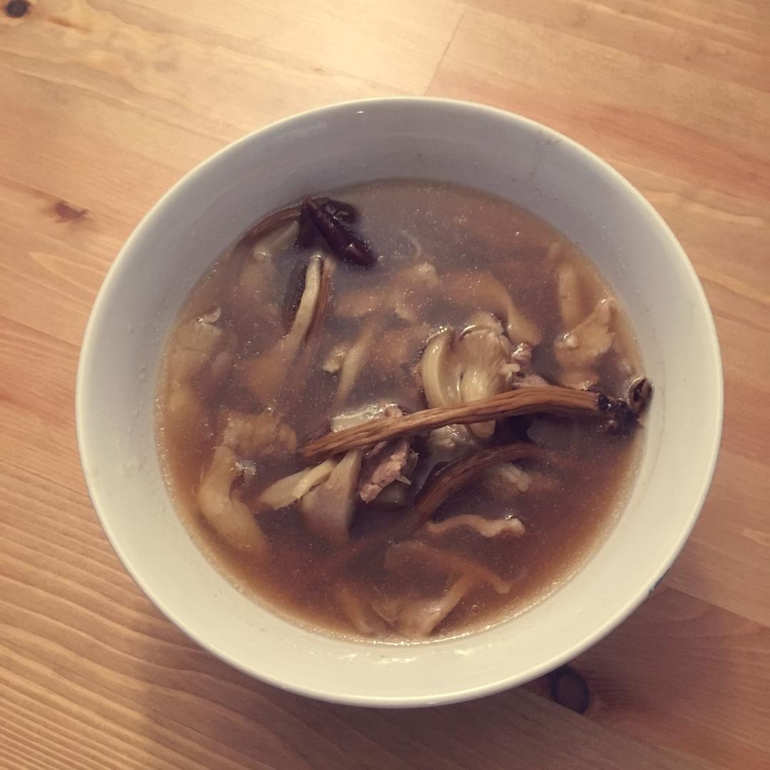 新鲜菌汤（蘑菇汤）