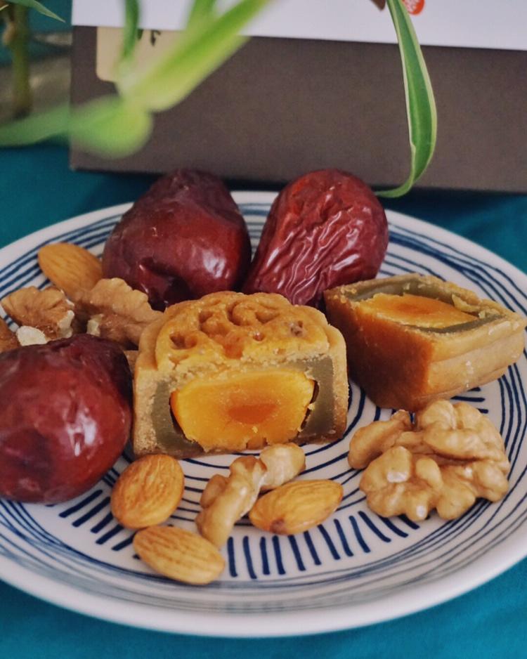 广式月饼－－蛋黄豆沙月饼