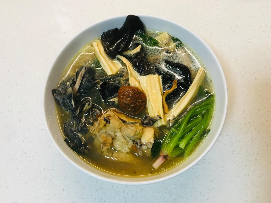 红姑虫草花黑木耳腐竹菠菜乌骨鸡豚骨汤 by wqy的做法