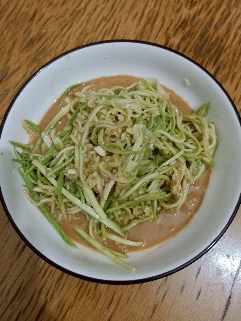 露娜拿蓝难不难做的芝麻酱拌西葫芦丝