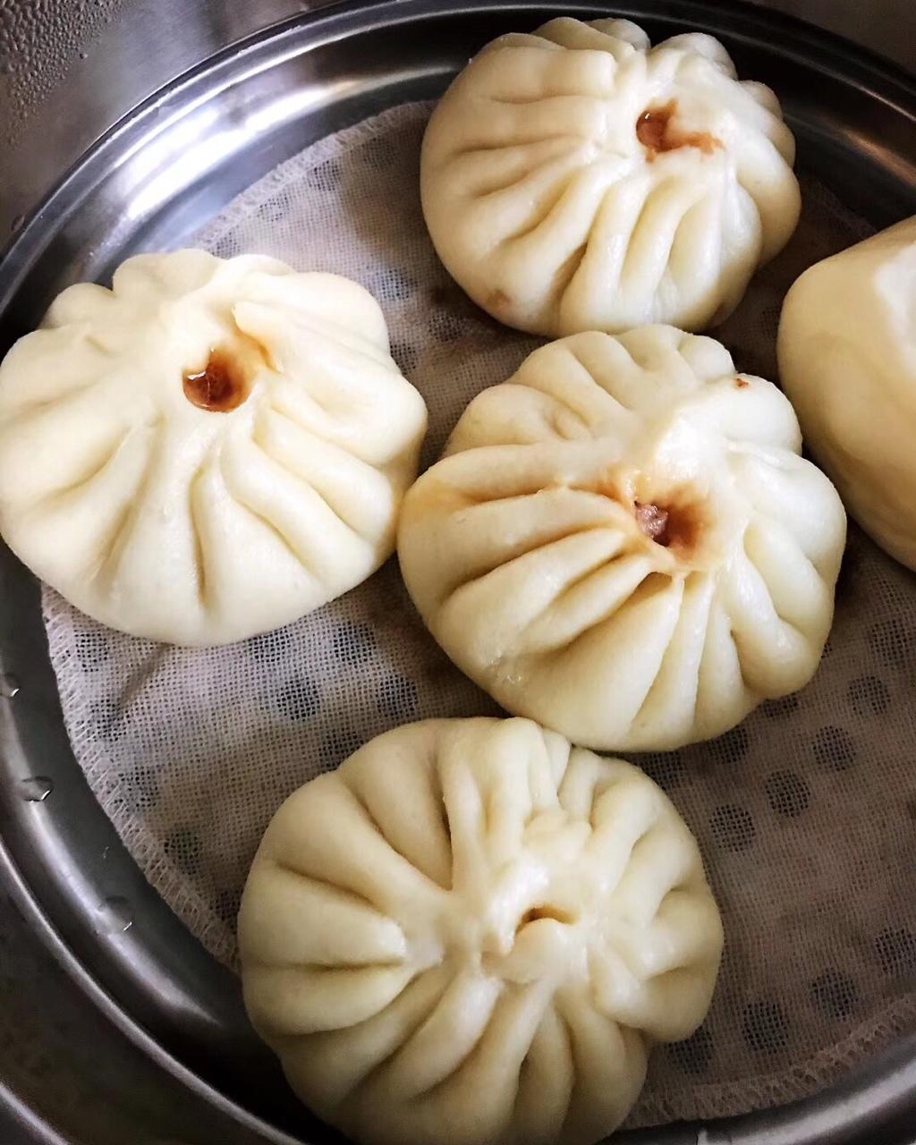 松软多汁的肉包子
