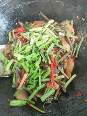 蕨菜炒腊肉的做法 步骤11