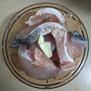 辣椒酱紫苏蒸鱼块的做法 步骤1