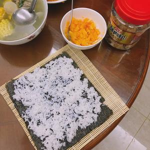 咸蛋黄肉松寿司卷🍣的做法 步骤1