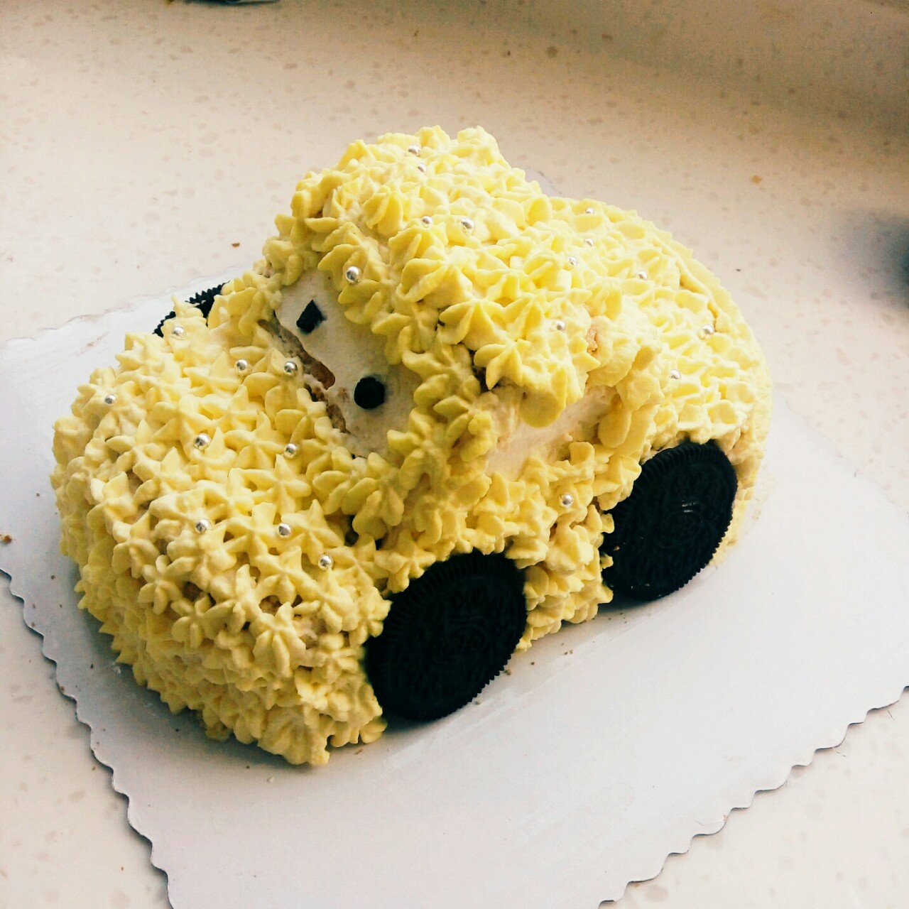 小巧玲珑的汽车蛋糕